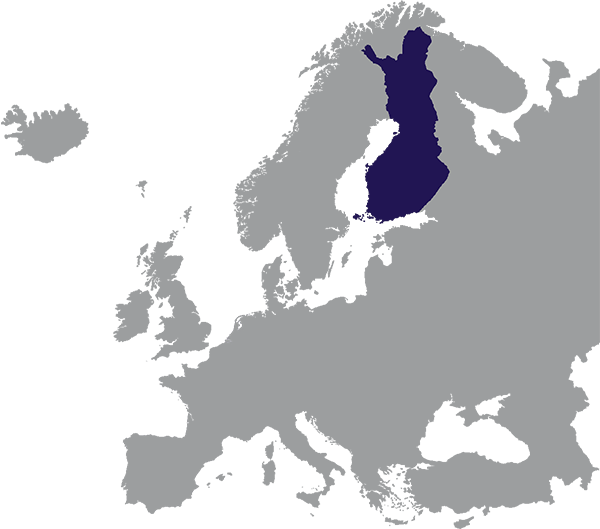 Finland aangegeven in donkerblauw op grijze kaart van Europa - op transparante achtergrond - 600 x 529 pixels